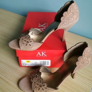 AK Anne Klein AKLETA Nubuck Light Naural Heels 8M